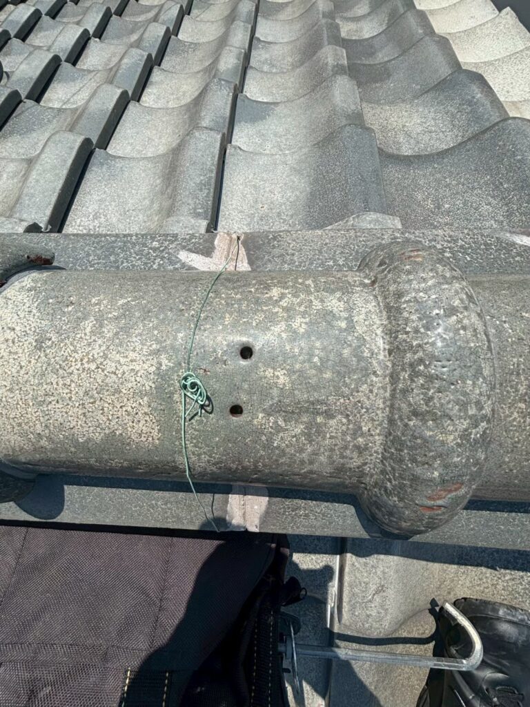 冠瓦貫通ビス穴部補修工事 施工前